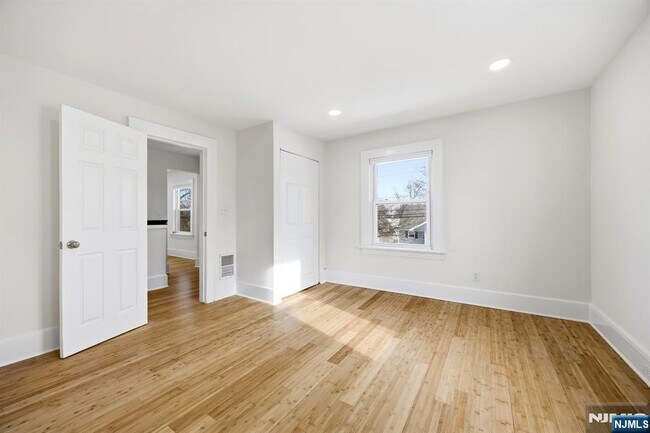 Building Photo - 136 7th Ave
