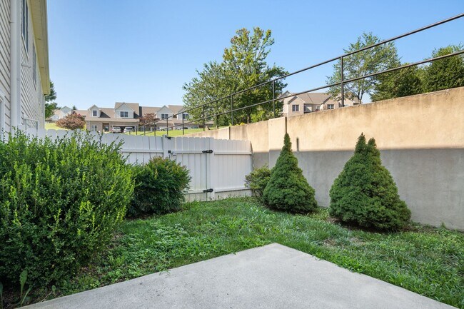 Building Photo - 3 bed/2 1/2 Bath. Pet Friendly, Pool,
