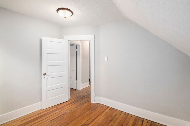 Building Photo - 3 bed/1.5 Bath Single Family Home