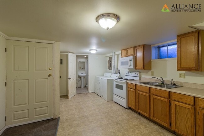 Building Photo - 1016 Bertrand St