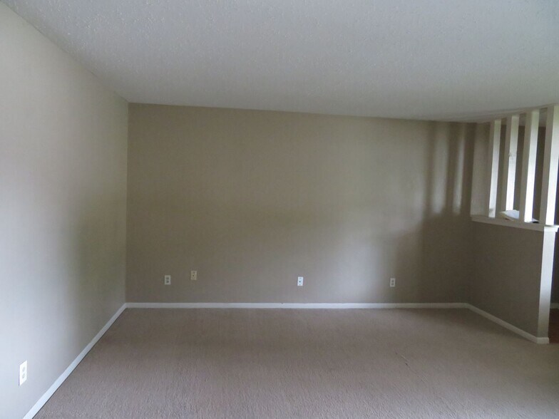 Building Photo - 2202 Hunt Dr