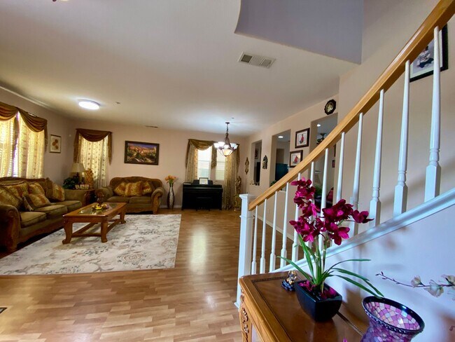 Building Photo - RB 4S Ranch 4br/2.5bath/yard/Garage Granite Kitchen $5490