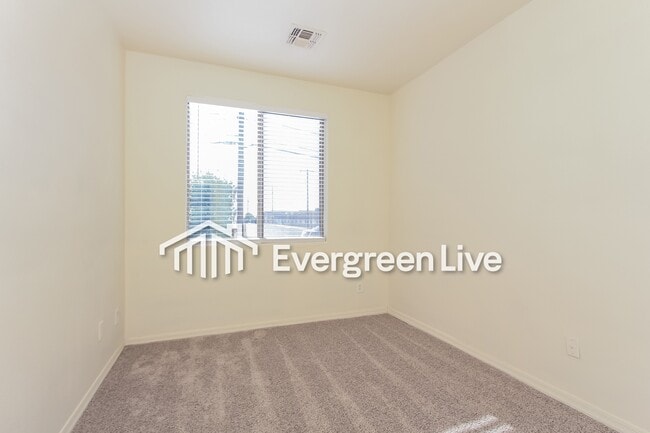 Building Photo - 524 S 4th St