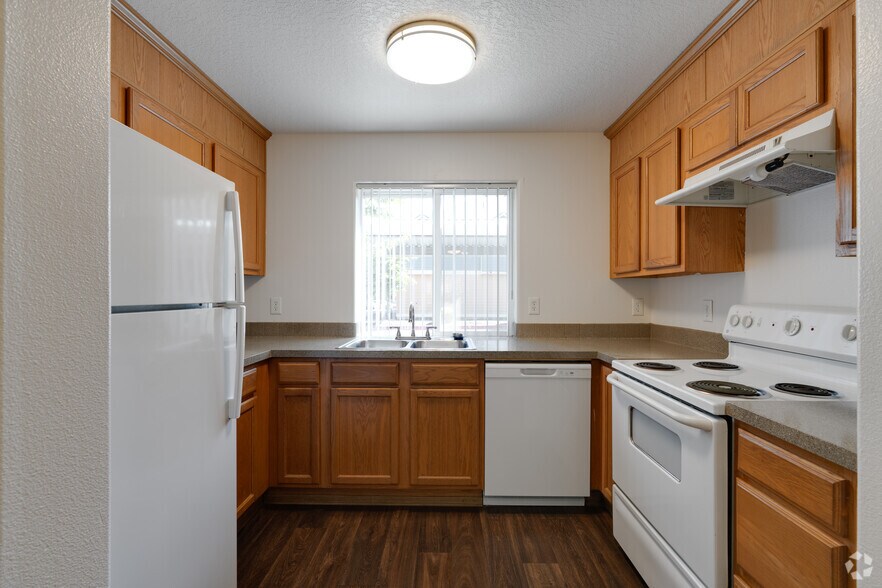 2BR, 2BA - 968SF - Kitchen - Zachary Park Apartments