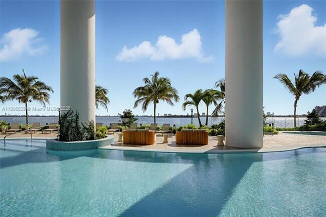 Building Photo - 700 NE 24th St