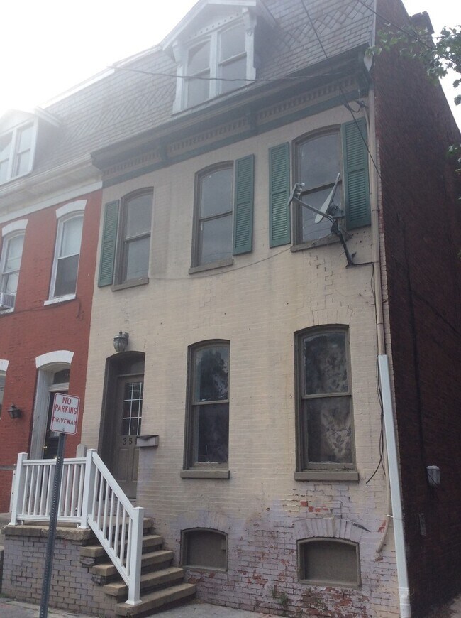 Primary Photo - Renovated and Spacious 4 Bedroom 1.5 Bath ...