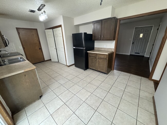 Building Photo - Enjoy the charm of this 2 bedroom, 1 bathr...