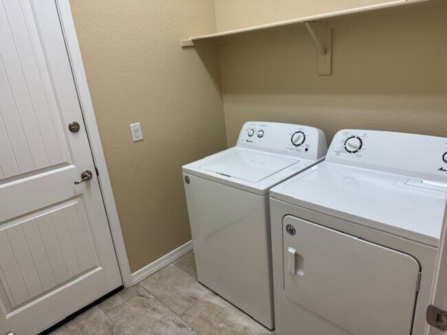 Building Photo - Beautiful 3 bedroom 2 bath 2 car garage home in Pronghorn Ranch!