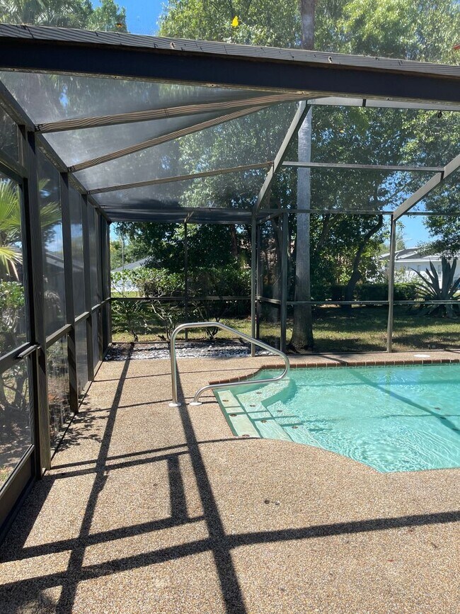 Building Photo - Adorable 2 bedroom 2 bath pool home in Seven Hills