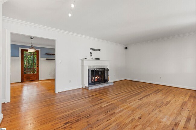 Building Photo - 112 N Rockview Dr