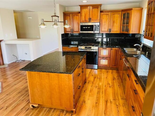 Building Photo - 27970 Sunlight Ct