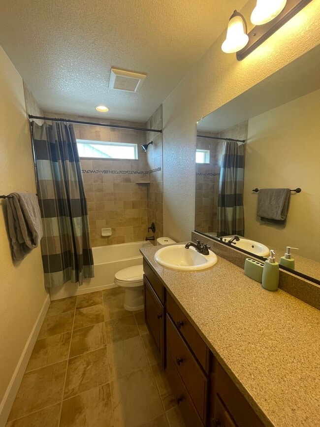 Building Photo - Sprawling Two-Story Home in SE Ft. Collins