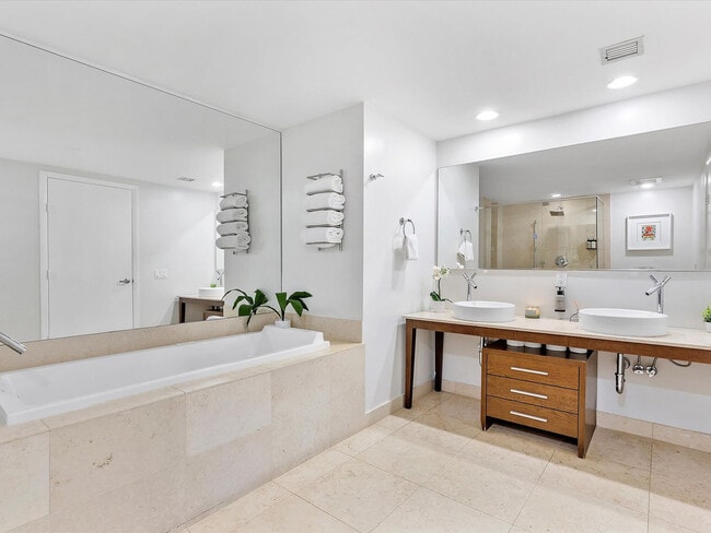 Building Photo - 485 Brickell Ave