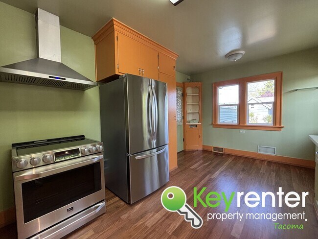 Building Photo - Spacious Craftsman in Lincoln District wit...