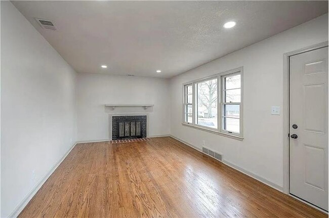 Building Photo - 7405 Glenwood Ln