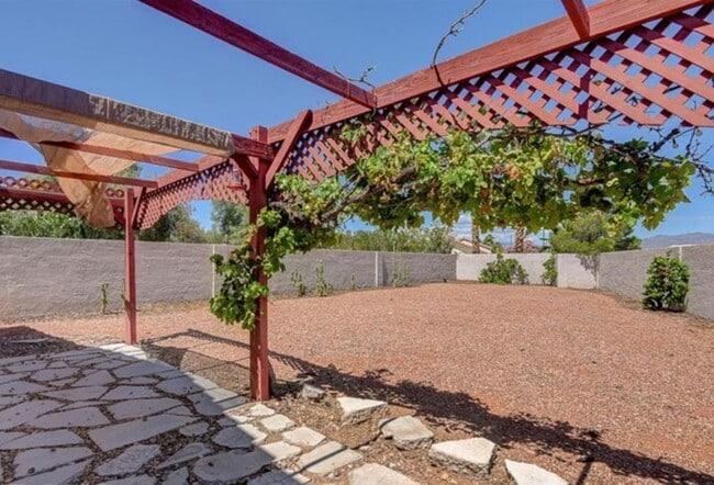 Building Photo - Single Story Gem!