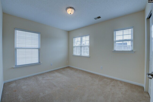 Building Photo - 104 Pepper Grass Dr