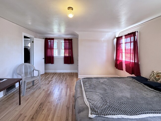 Building Photo - 540 Van Buren St