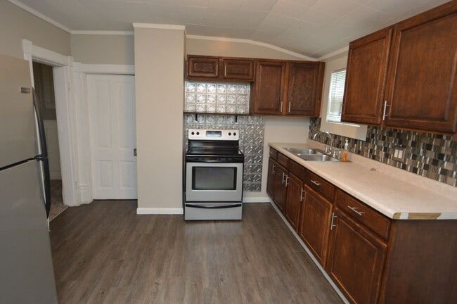 Building Photo - Updated 5 Bedroom House for Rent Near Downtown!