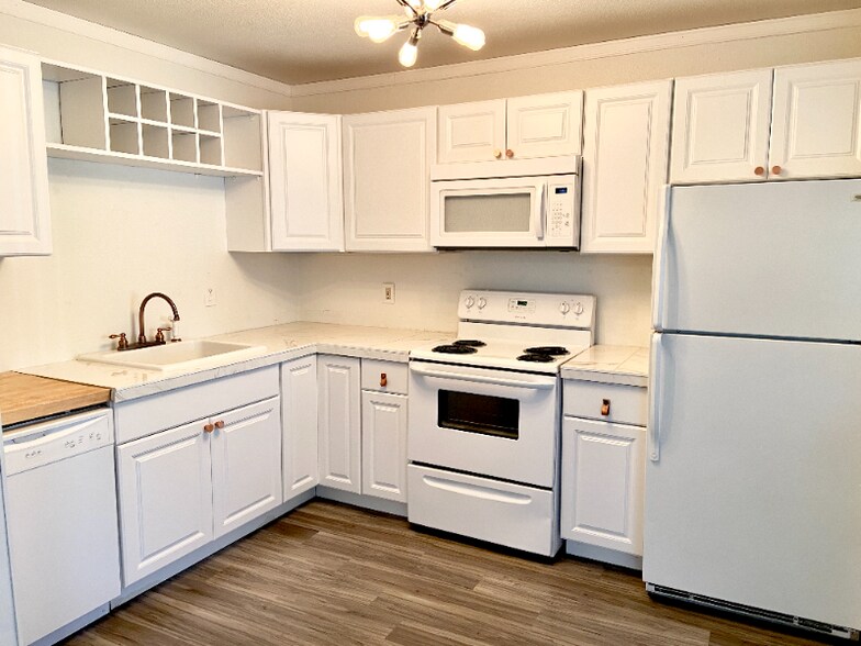 Building Photo - 709 W Cucharras St