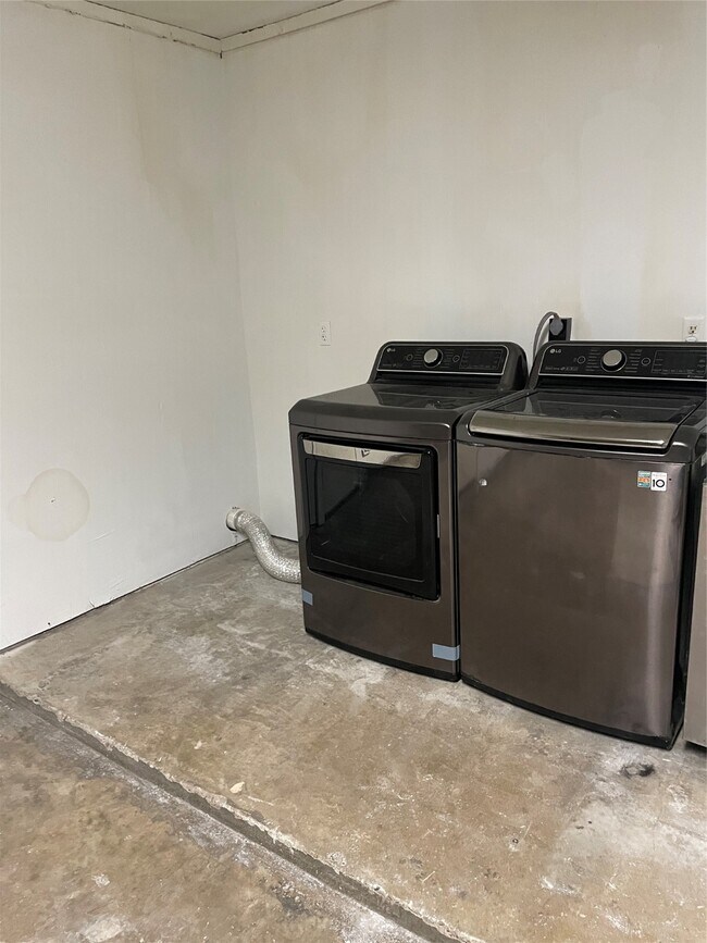 Building Photo - 614 Meadowglen Dr