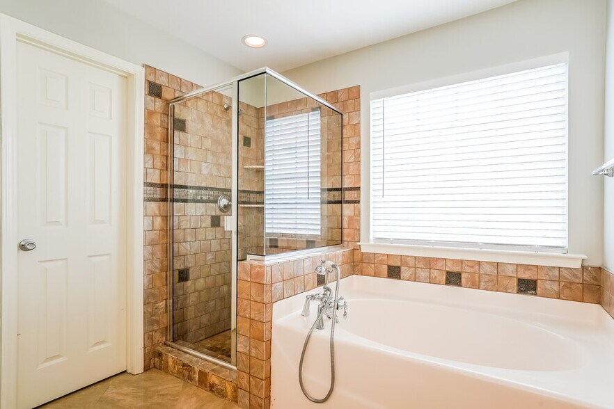 Building Photo - 401 Pyracantha Dr