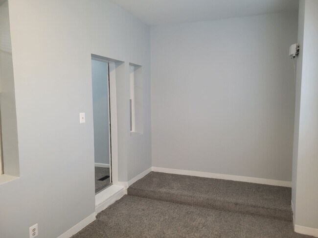 Building Photo - Spacious 3 BR/2 BA Townhome  in Greenway!