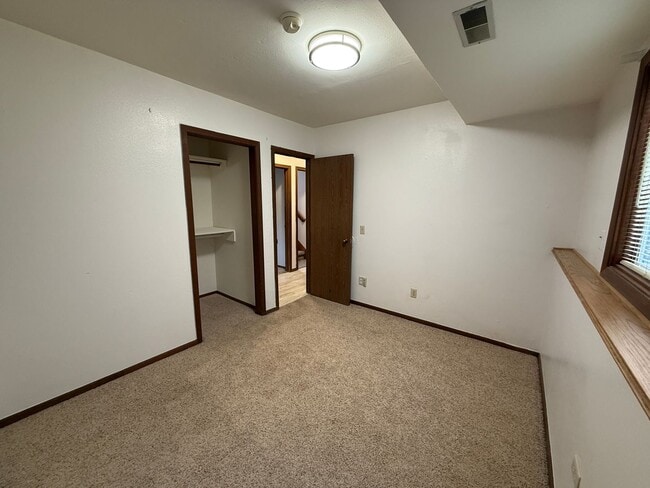 Building Photo - Charming Eagle River Split-Level – Mountai...