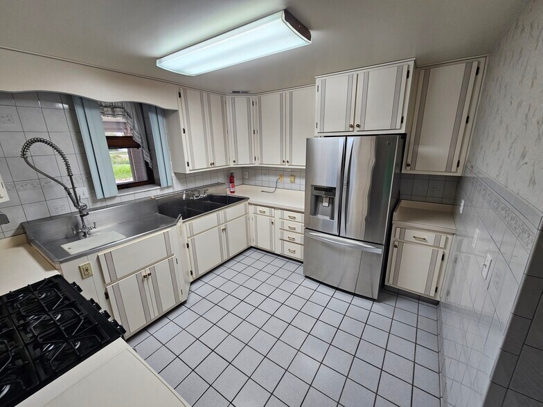 Building Photo - 440 Drummond St