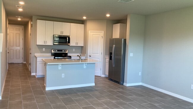 Building Photo - Like new 3 bedroom, 2.5 bathroom, 1 car ga...