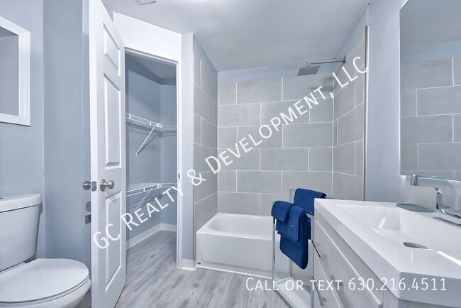 Building Photo - 460 W 28th Pl