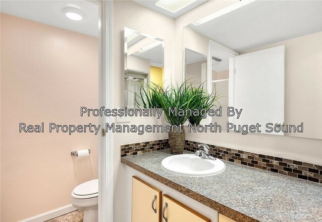 Building Photo - 4717 W Lake Sammamish Pkwy SE