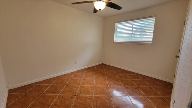 Building Photo - 12407 Russ Dr