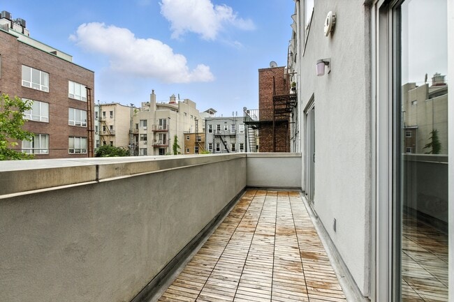 Building Photo - 152 Withers St