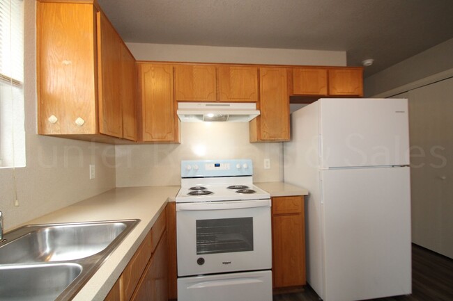 Building Photo - Amazing Three-Bedroom Townhome!