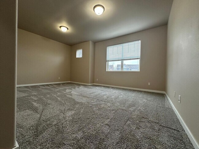 Building Photo - Listed For Rent