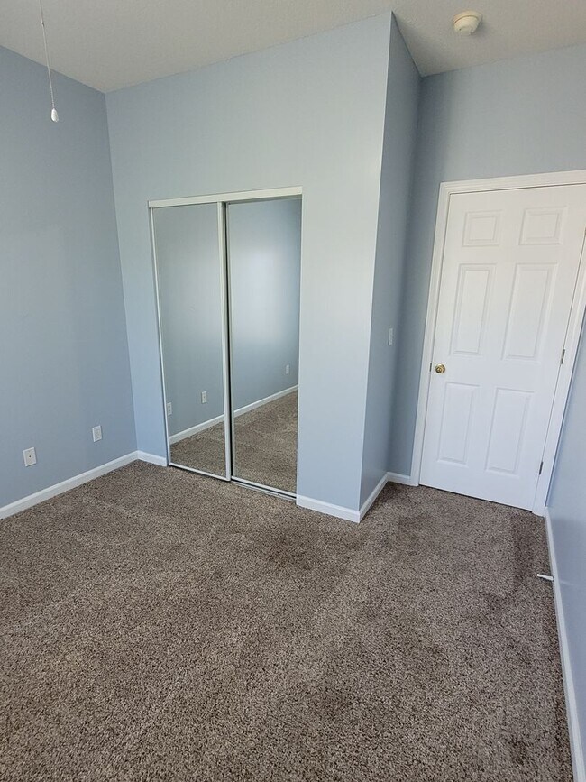 Building Photo - 3 Bedroom 2 Bathroom Condo-Spencer's Crest