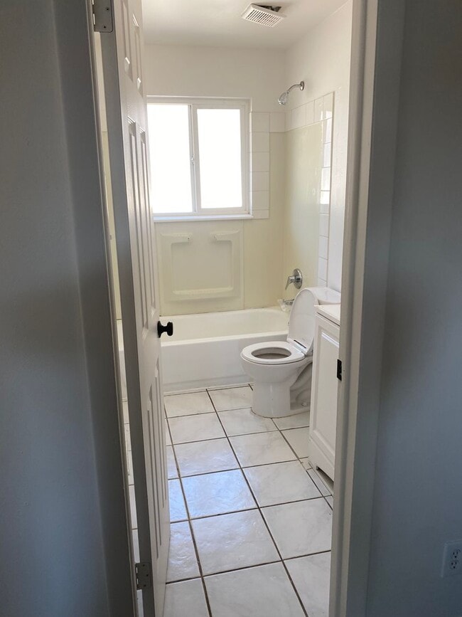 Building Photo - Triplex townhome blocks away from Anshutz ...