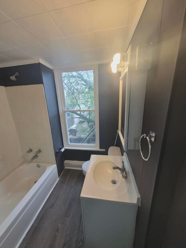 Building Photo - 417 Emma St