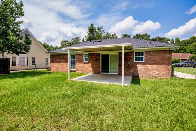 Building Photo - ** 3 bed 1 bath located in Montgomery East...