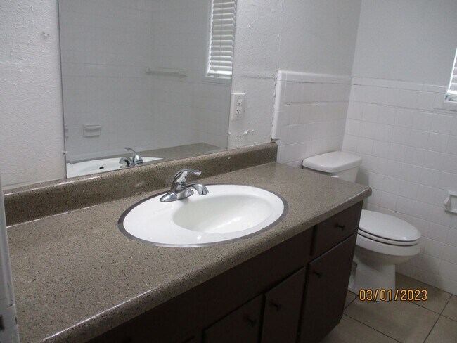 Building Photo - 212 Hallbrook Dr