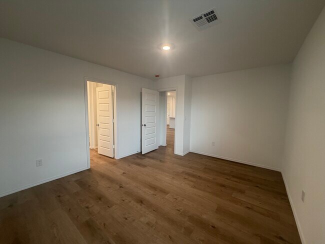 Building Photo - 2100 W 30th Ave