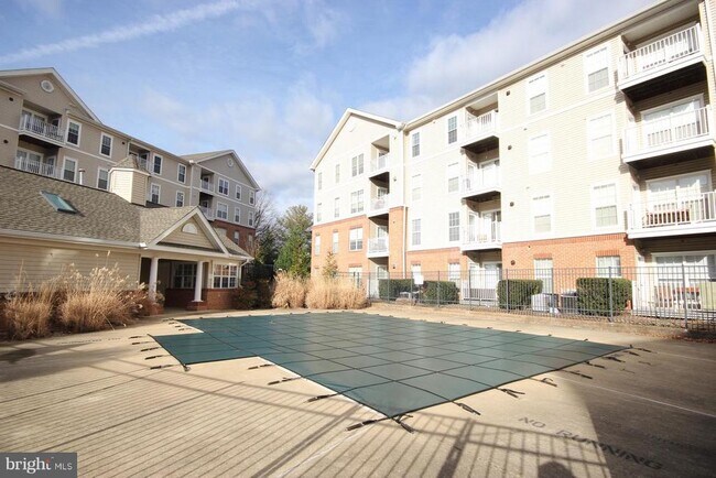 Building Photo - 7000 Falls Reach Dr