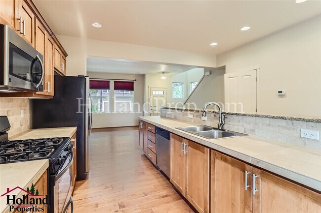 Building Photo - Beautiful 3-Bedroom Hillsboro Home in Desi...