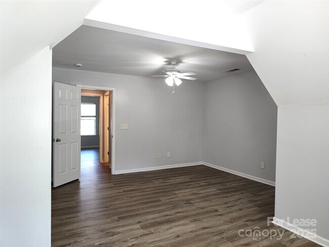 Building Photo - 3627 Pauline Ln