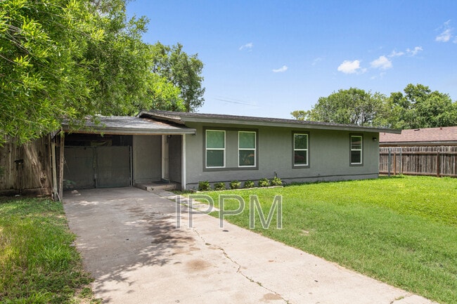 Building Photo - 717 E Jim Hogg Ave