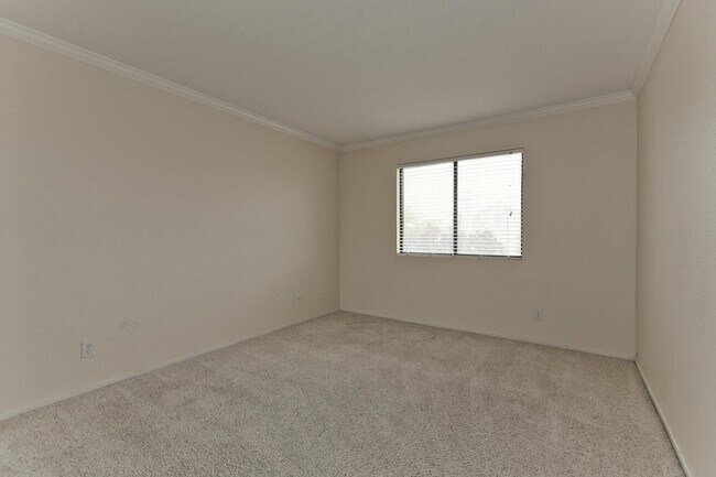 Building Photo - Beautiful home in the Lakes