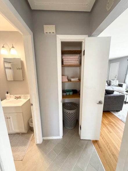 Building Photo - 2328 S Syene Rd