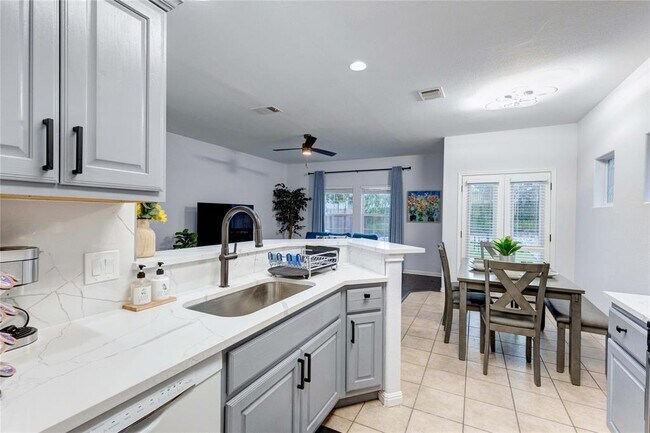 Building Photo - 7510 Lazy Creek Dr