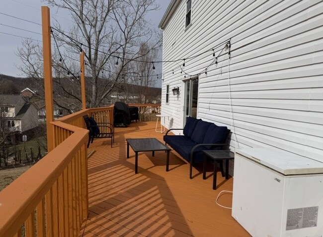 Building Photo - Roomy 5 Bedroom Home with Deck in Christiansburg